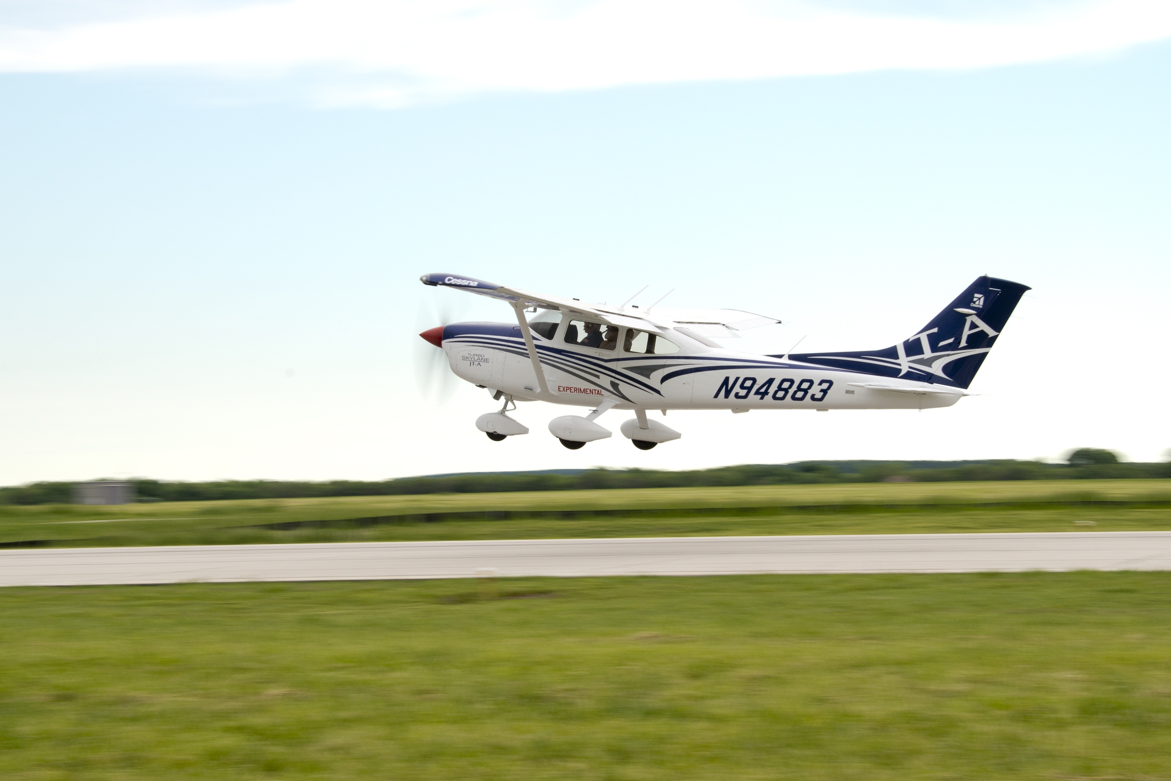 Cessna Skylane 182 JT-A Variant Makes First Production Flight