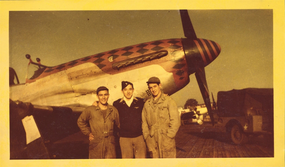 Pilot Ed Nebinger and ground crew alongside a P-51 Mustang